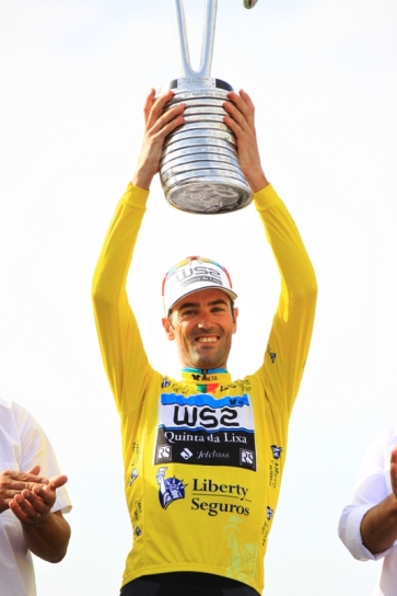 Veloso col Trofeo del 77^ Giro del Portogallo (Foto JC Faucher)
